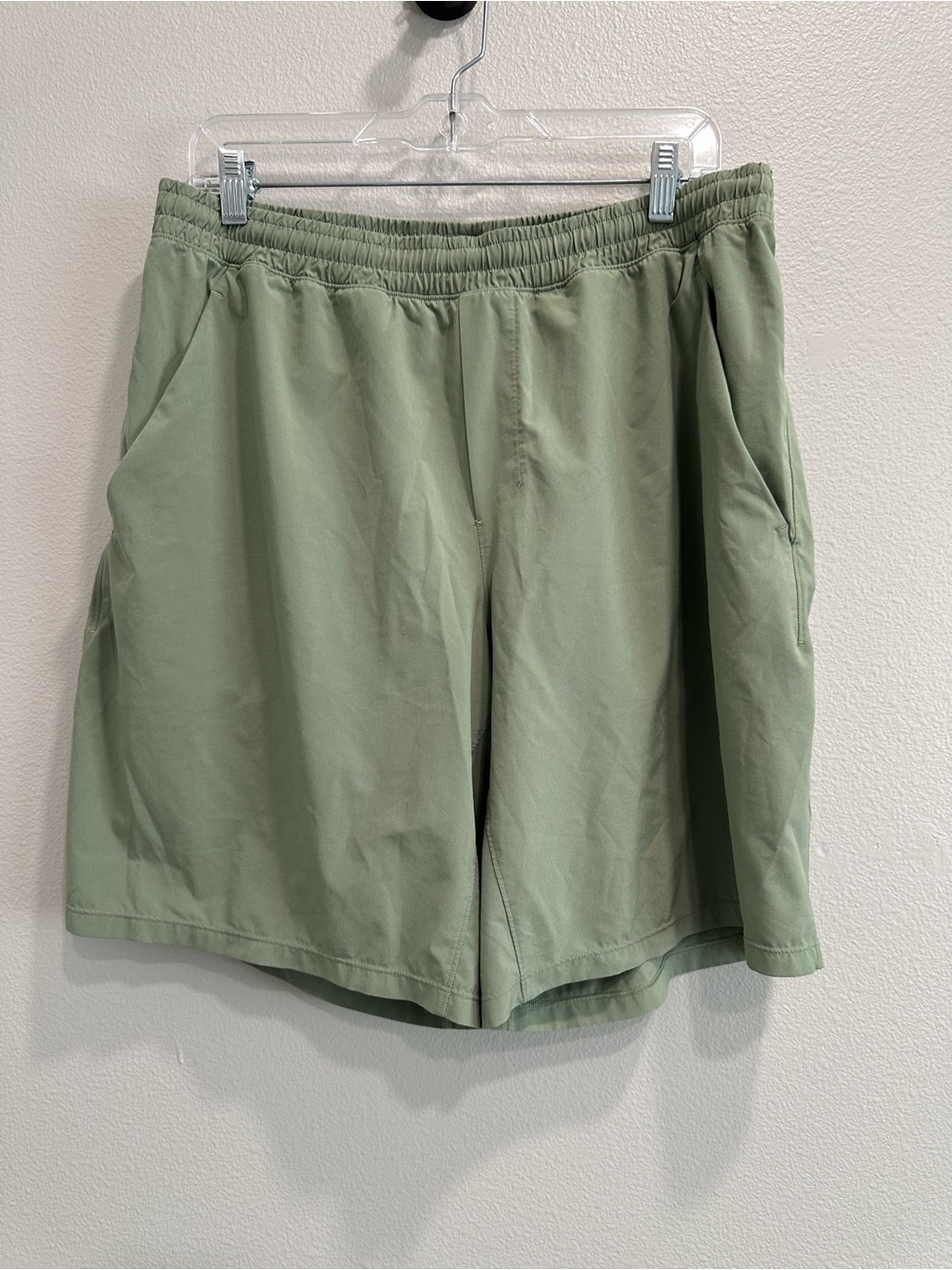 Lululemon xl Men's Olive Green Performance Shorts with liner